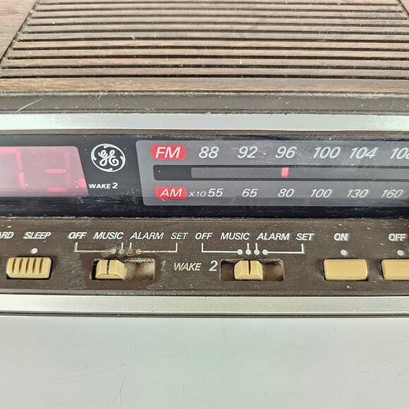 Vintage AM/FM Digital Alarm Clock Radio Woodgrain 1980s Works Tested GE 7-4616B - Picture 13 of 16
